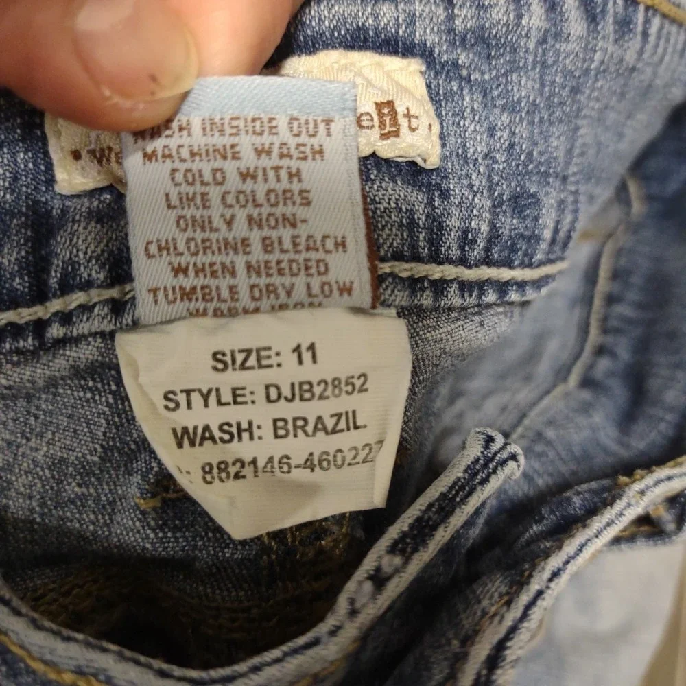 So Wear It Declare It Denim Shorts Capris Light Wash Embroidered Size 11‎